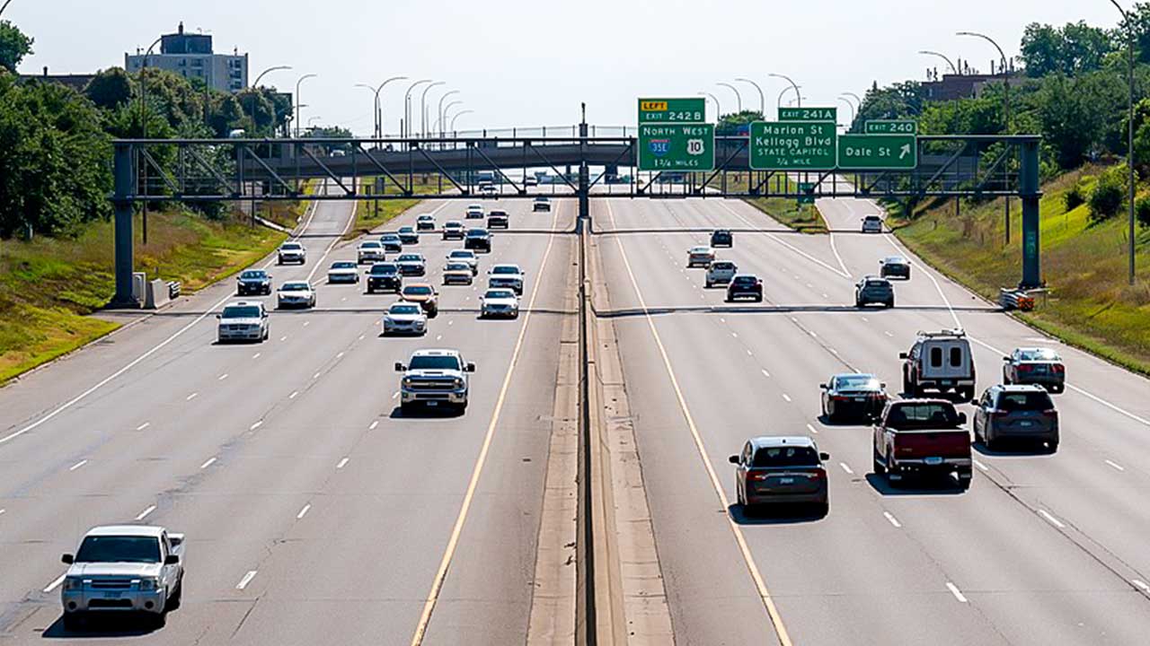 Cars traveling on Interstate 94 in Saint Paul